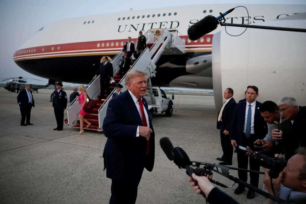 Jon Stewart spotted a bizarre man behind Trump after the World Cup final. Nobody knows who he is Jon Stewart spotted a bizarre man behind Trump after the World Cup final. Nobody knows who he is