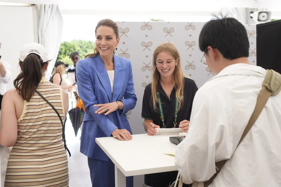 Kate visited The Queue. The trophy comes later Kate visited The Queue. The trophy comes later