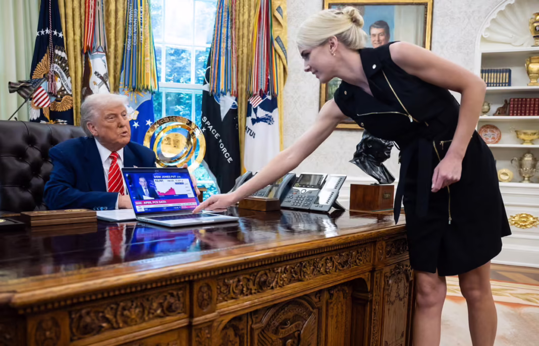 Trump gave aides $45,000 holiday gifts because normal bosses use mugs Trump gave aides $45,000 holiday gifts because normal bosses use mugs