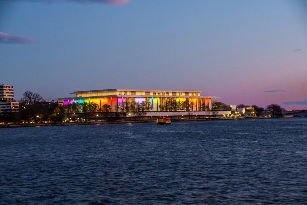 Thousands Surround Kennedy Center As Trump Demolition Fears Erupt Thousands Surround Kennedy Center As Trump Demolition Fears Erupt