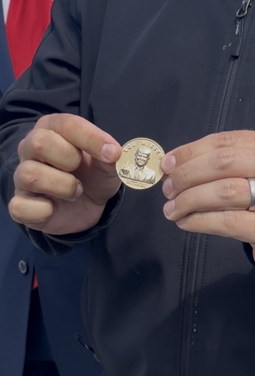 DeSantis Gives Trump Gold “YOU MISSED B****ES” Coin DeSantis Gives Trump Gold “YOU MISSED B****ES” Coin