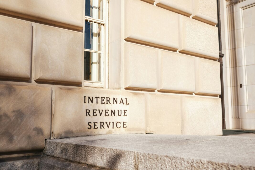 Dozens Of IRS Employees Caught Snooping Through Celebrities’ Secret Tax Records Dozens Of IRS Employees Caught Snooping Through Celebrities’ Secret Tax Records